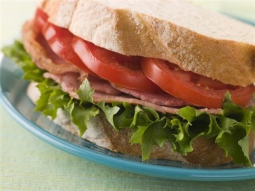 Сэндвич по-американски с беконом, томатами и салатом