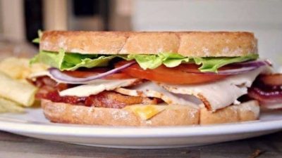 Сэндвич с мясом, беконом и помидорами