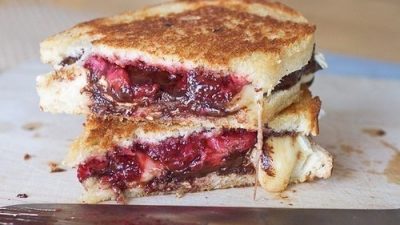 Сэндвичи с сыром бри, клубникой и шоколадом