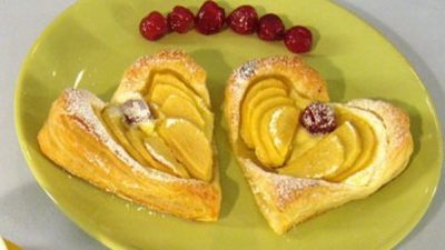 Сердечки из слоеного теста с яблоком