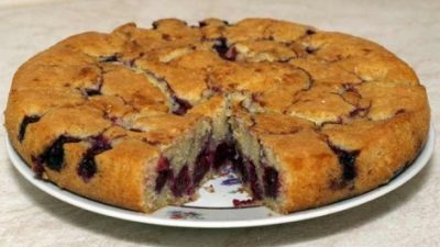 Шарлотка из хлеба с вишней по-польски