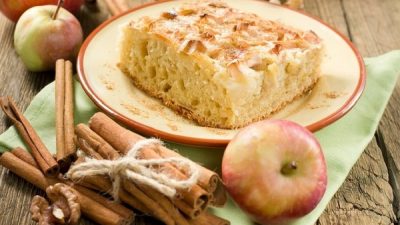 Шарлотка с кислыми яблоками в духовке