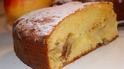 Шарлотка с яблоками и грецкими орехами на сгущенке