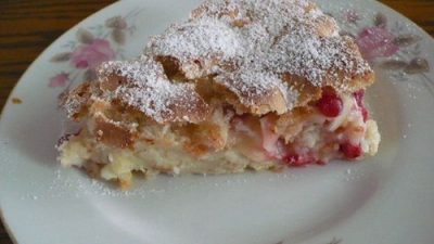 Шарлотка с яблоками и клюквой в духовке