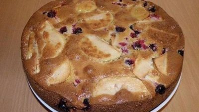 Шарлотка с яблоком и смородиной