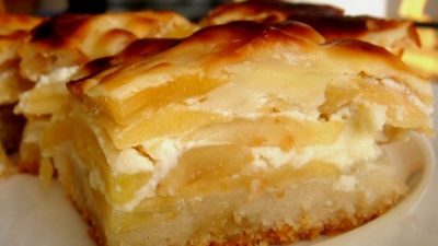 Шарлотка с яблоком на сметане