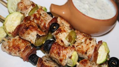 Шашлычки из индейки и грудинки с овощами