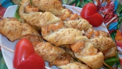 Шашлычки из рыбы и креветок в тесте