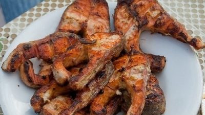 Шашлык из форели с лимоном и специями