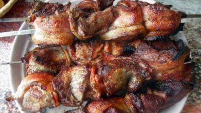 Шашлык из говядины с луком в беконе