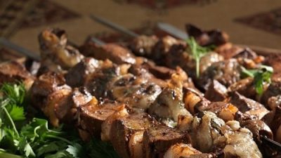 Шашлык из говяжьей печени с салом