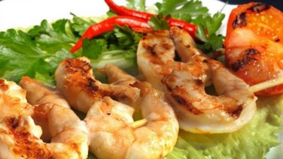 Шашлык из креветок с соусом чили