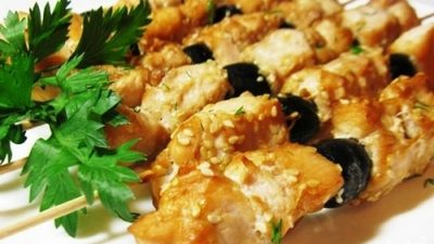Шашлык из курицы с маслинами в соевом маринаде