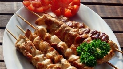 Шашлык из куриного филе с чесноком в духовке