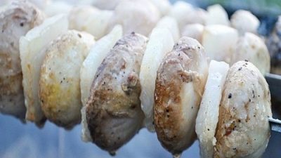 Шашлык из шампиньонов с салом