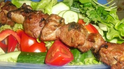 Шашлык из свинины с луком, зеленью и киви