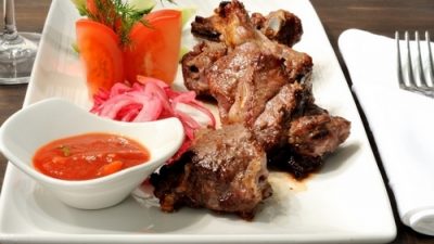 Шашлык из свинины в белом вине на сковороде
