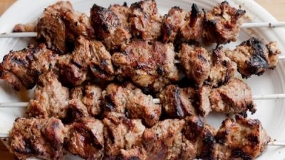 Шашлык из ягненка с лимонно-сырным соусом