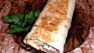 Шаурма с колбасой и корейской морковью