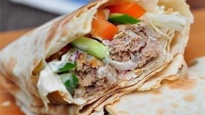 Шаурма с люля-кебаб и овощами в чесночно-йогуртовом соусом