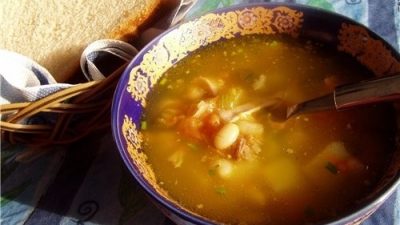 Щи из ячневой крупы, тушеной капусты и фасоли со свининой