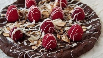 Шоколадная пицца с миндалем и малиной