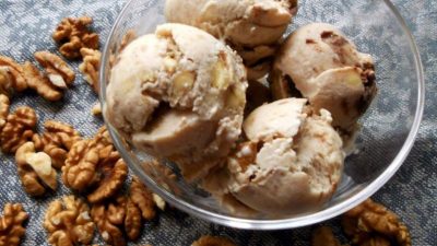 Шоколадно-банановое мороженое с грецкими орехами