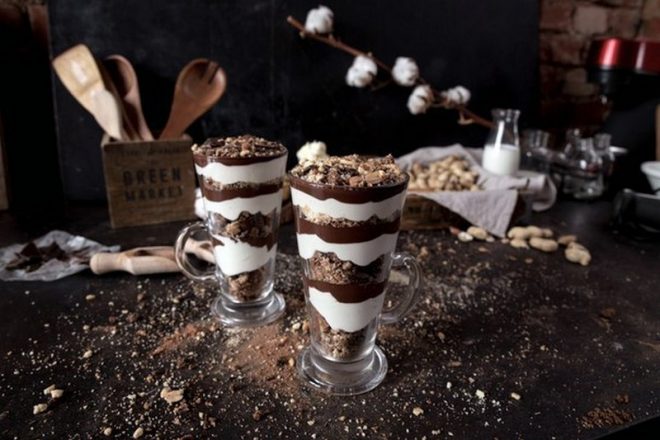 Как сделать шоколадное мороженое с орехами и зефиром?