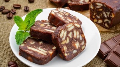 Шоколадное салями с печеньем