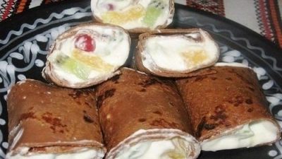 Шоколадные блинчики с фруктами и сливками