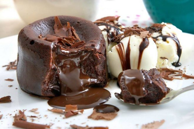 Шоколадные кексы с жидкой начинкой в духовке