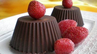 Шоколадные корзиночки с клубникой и печеньем