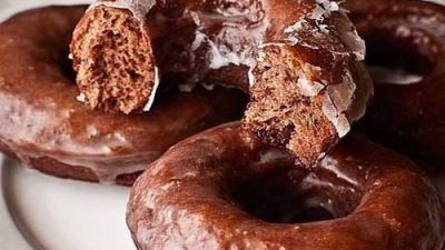 Шоколадные пончики в сахарной глазури