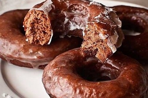 Шоколадные пончики в сахарной глазури