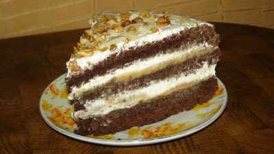 Шоколадный бисквит с бананами и сливками