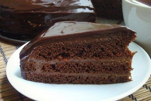 Шоколадный бисквитный торт в глазури