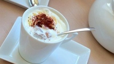 Шоколадный кекс со сливками и фундуком