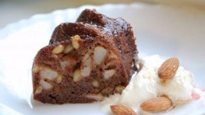 Шоколадный пирог с грушами и орешками