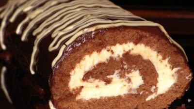 Шоколадный рулет со сливочным кремом по-домашнему