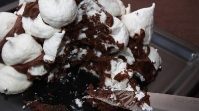 Шоколадный торт-безе с грецкими орехами и ромом