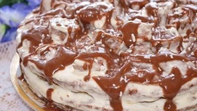 Шоколадный торт с бананами в глазури