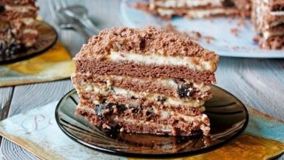 Шоколадный торт с черносливом и нежным кремом