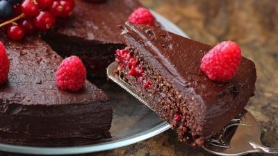 Шоколадный торт с финиками и ягодами