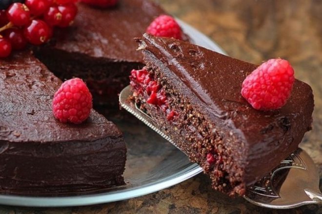 Шоколадный торт с финиками и ягодами