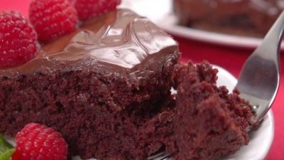 Шоколадный торт с любимой глазурью