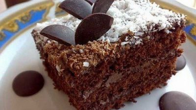 Шоколадный торт со сметанным кремом и смородиновым джемом