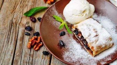 Штрудель с печеньем, орехами и изюмом