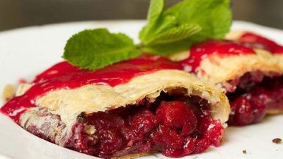 Штрудель с замороженной вишней и корицей