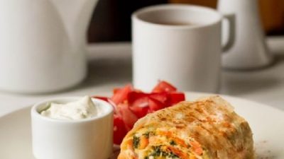 Штрудель со шпинатом, лососем и сыром