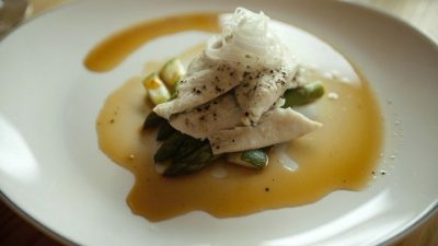 Сибас на пару под лимонно-медовым соусом